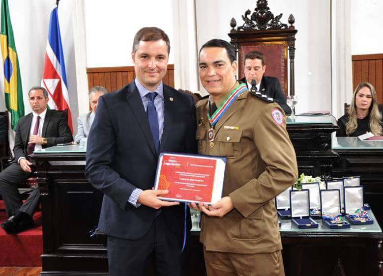 Coluna CR – 11-05-2017 1 O vereador Marlon Siqueira e o capitão Luciano Fontainha, homenageado com a "Medalha do Mérito Legislativo" Foto: Humberto Nicoline