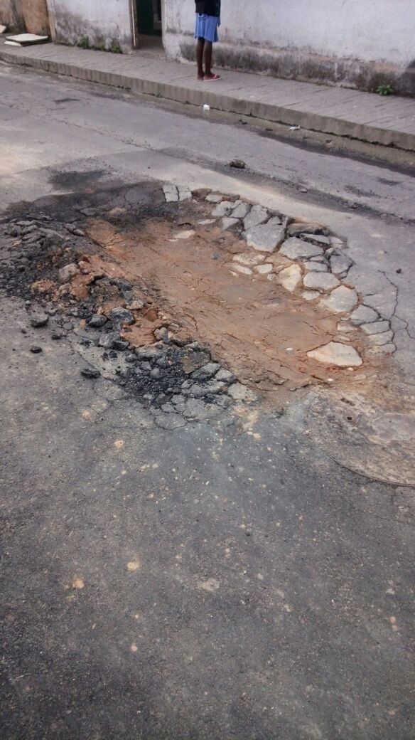 Buraco já foi tapado, mas teria reaparecido no mesmo dia do reparo. Foto: leitor Bruno Sérgio 