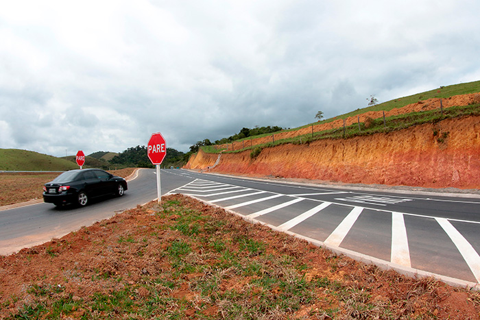 Até radares estão encobertos por mato em rodovia sem manutenção 3 Sinalização de "Pare" no meio da MG-353, em trecho onde foi construído acesso à BR-040, causa estranheza a motoristas, que temem acidentes no local (Foto: Fernando Priamo)