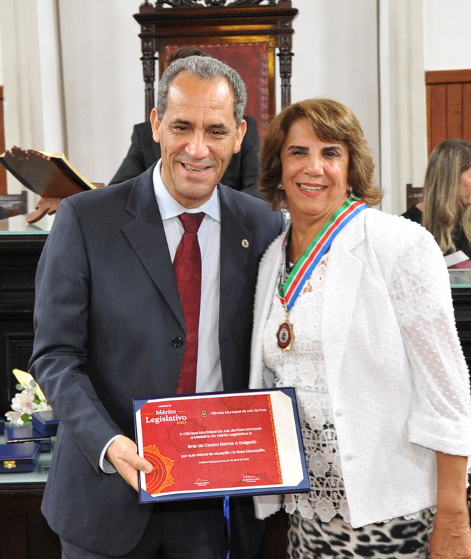 O vereador Wanderson Castelar e a escritora Ilma de Castro Barros e Salgado, agraciada com a Medalha do Mérito Legislativo, faz palestra logo mais, no Anfiteatro João Carriço abordando “Juiz de Fora descrita por Pedro Nava”  Foto: Humberto Nicoline