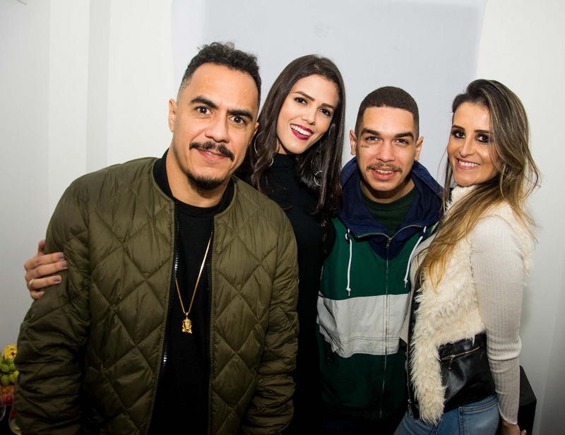 Marcelo D2 e o filho Sthephan Peixoto com Aline Lopes e Marina Padilha, na noite da Avalon