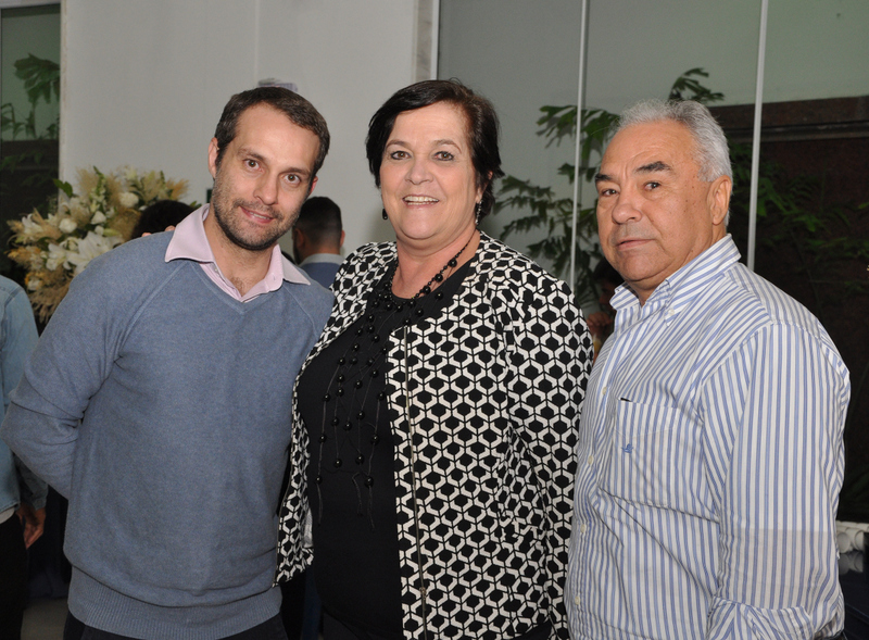 Coluna CR – 31-05-2017 1 Rafael Leite de Matos, que está aniversariando hoje, Cida Leite e João Matos comandam a numerosa equipe do Fátima Buffet na Feijoada 25 anos. Foto: Andréa Ottoni