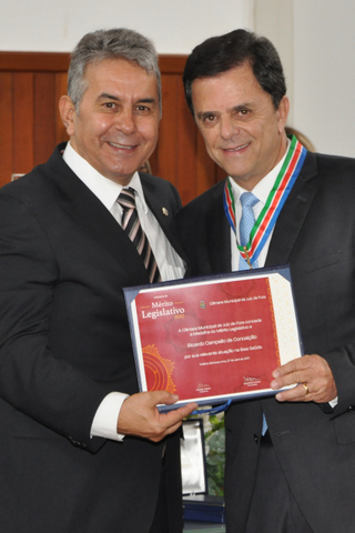Coluna CR – 04-05-2017 1 Na Câmara, o vereador Antônio Aguiar entregou a Medalha do Mérito Legislativo ao médico Ricardo Campello. Foto: Wolmer Monteiro