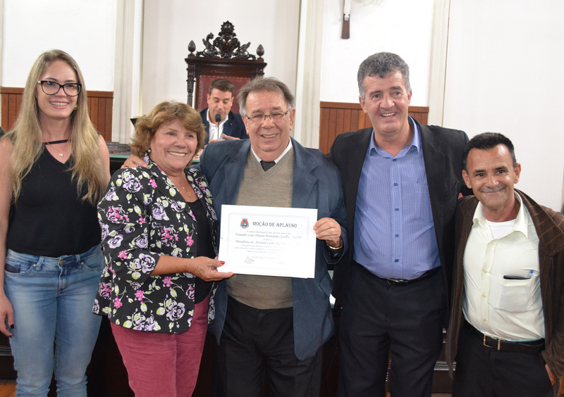O presidente do Abrigo Santa Helena, Antônio Carlos Estevão, recebendo moção de aplauso, na Câmara, ladeado pelos vereadores Sheila Oliveira, Ana Rossignoli, Luiz Otávio (Pardal) Coelho e João (Coteca) Francisco Condé. Foto: Toninho Carvalho