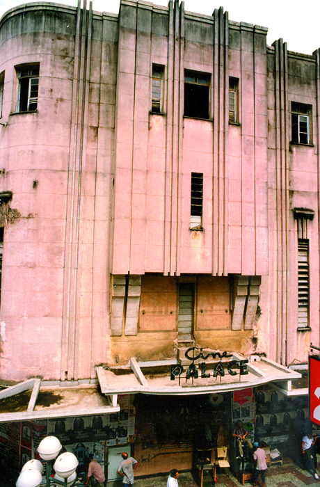 Créditos finais 1 Registro de 1998: deteriorado por 15 anos, o Cine Palace foi revitalizado e aberto ao público em 1999 (Foto: Roberto Fulgêncio/arquivo TM)
