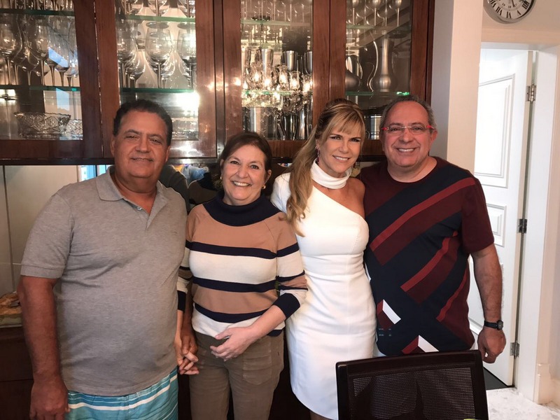Alcedir Nunes e Rosiane Detoni foram homenageados por Valéria e Rogério Adum Araujo com requintado almoço, no edifício "Manhattan", com direito a frenética comemoração pelo título  invicto do Flamengo 