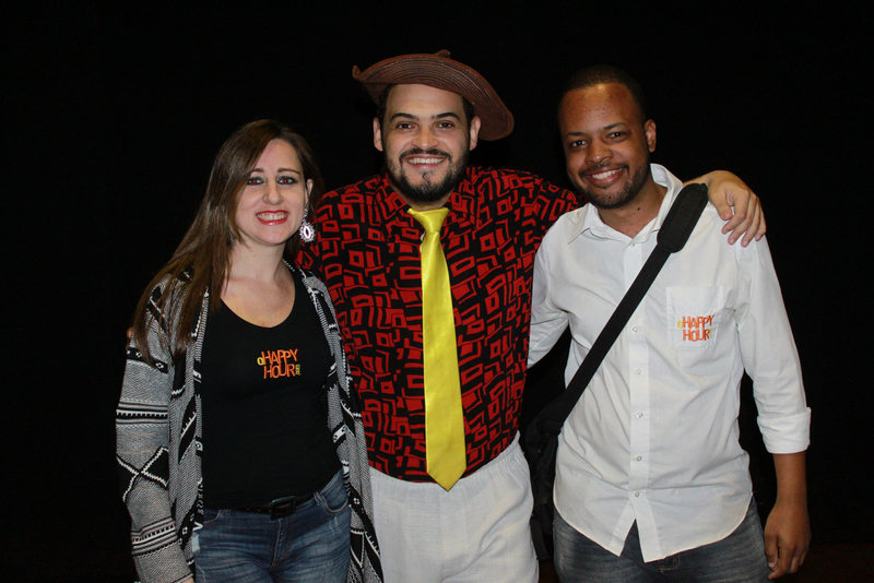 Josy Elerate e Guilherme Ovídio ladeando o humorista Matheus Ceará, no Teatro Solar
