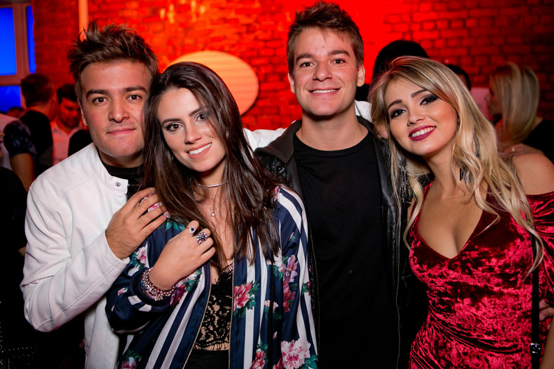 Os gêmeos (e DJ's de sucesso do Dubdogz) Marcos e Lucas Ruback Schmidt com Isabella Pires e Renata Salles, no Privilège. Foto: Wanderson Monteiro