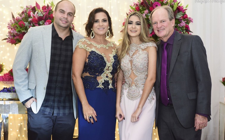 Na bonita festa de seus 15 anos, Rayssa com o irmão João e os pais, Angélica Torres e João Carlos Quirino, no Marcellu's Recepções. Foto: Jamile Santos/WJ Digital