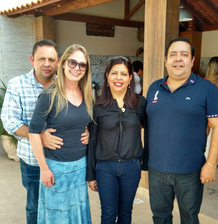 Em tarde de festa em Piau, o juiz Elias Aparecido de Oliveira e a vereadora Sheila Oliveira com os anfitriões Rita de Cássia e Rogério de Melo Franco Assis Araujo (ele, diretor do Detran em Minas) 