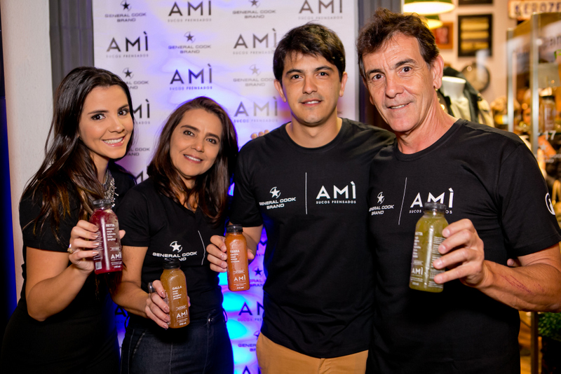 Cristiane e Manuel Resende com os filhos Taissa e Thiago, na noite de degustação dos sucos Amì (que retira 94% dos agrotóxicos das cascas das frutas sem gerar resíduos ao meio ambiente), na General Cook Brand. Foto: Wanderson Monteiro