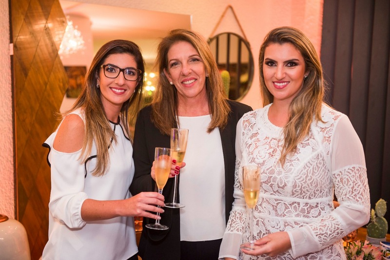Cristina Schettino com as filhas Maria Paula e Polyana no finíssimo 'coq' inaugural do “Receber com arte”, na Dubambu. Foto: Eric Machado