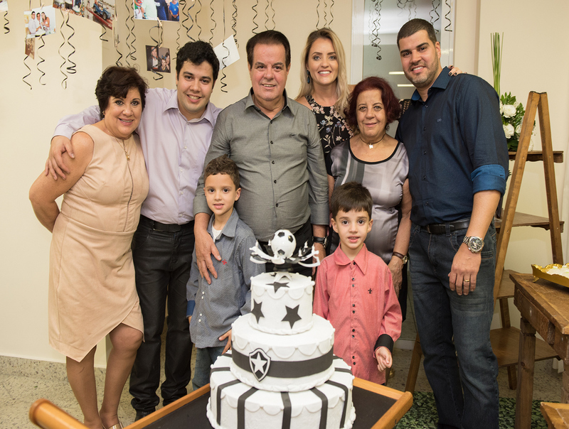 Coluna CR – 12-05-2017 2 Na festa de seus 70 anos, Zenio Fernandes- grande botafoguense- ladeado por Juraci Carvalho Fernandes, Bruno Fernandes, Ana Carolina Rezende, Aline Fernandes, Zenio Filho, além de Bernardo e Ravi - netos do aniversariante. Foto: Aline Bastos