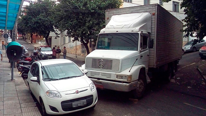 Acidente com caminhão interdita Rua Espírito Santo 1 Foto: Marcelo Ribeiro