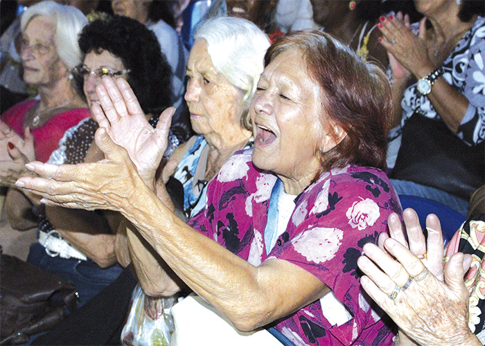 Bem Comum JF leva 800 para vivenciar o circo 1 Integrantes do Pró-Idoso aplaudiram o espetáculo, aproveitando seus momentos de lazer (Foto: Patrick Bedeschi)