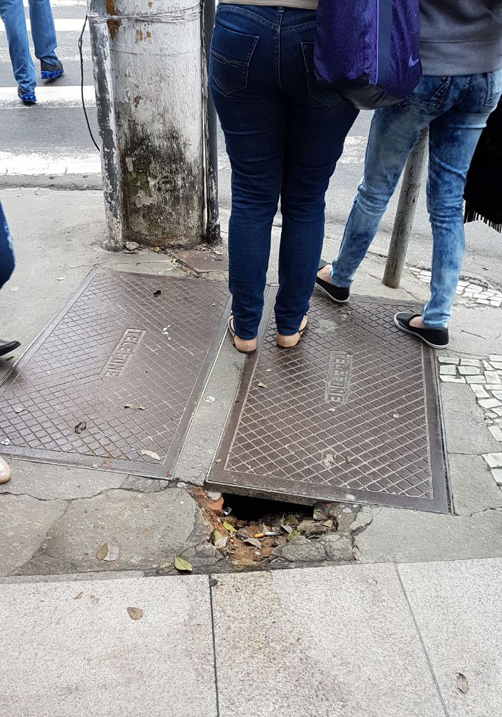 Buraco está na caçada de rua movimentada - Foto: Regina Campos