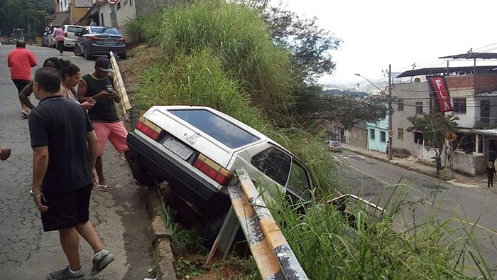 Carro fica suspenso em barranco no Dom Bosco 2 Marcelo Ribeiro