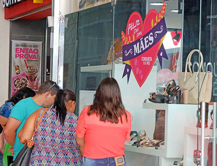 Consumidores vão às compras para o Dia das Mães 1 Foto: Leonardo Costa