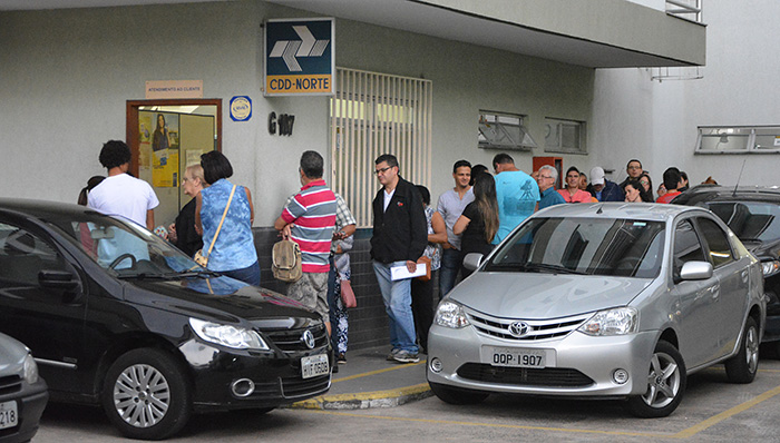 Longas filas e atraso em entregas durante greve dos Correios 1 Fila foi grande no Centro de Distribuição Domiciliar, em Santa Terezinha, nesta sexta-feira. (Foto: Marcelo Ribeiro)