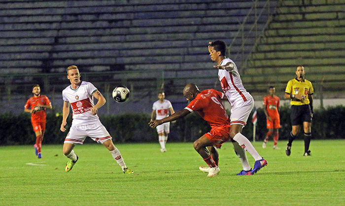 Baeta visita o Boa Esporte, sem Bruno, nesta quarta, às 20h 1 O Leão do Poço Rico mede forças novamente com o Boa Esporte, mas em Varginha. (Foto: Leonardo Costa)