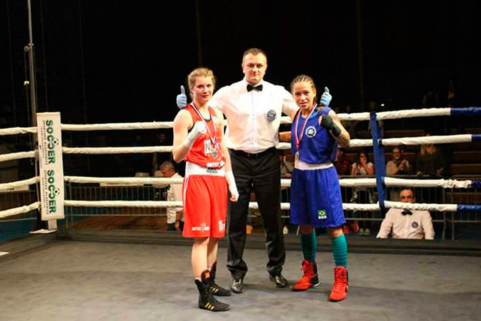 Boxeadora radicada em Juiz de Fora conquista ouro na Sérvia 1 Beatriz Ferreira (de azul) derrotou a polonesa Aneta Rygieslka (de vermelho). (Foto: Divulgação)