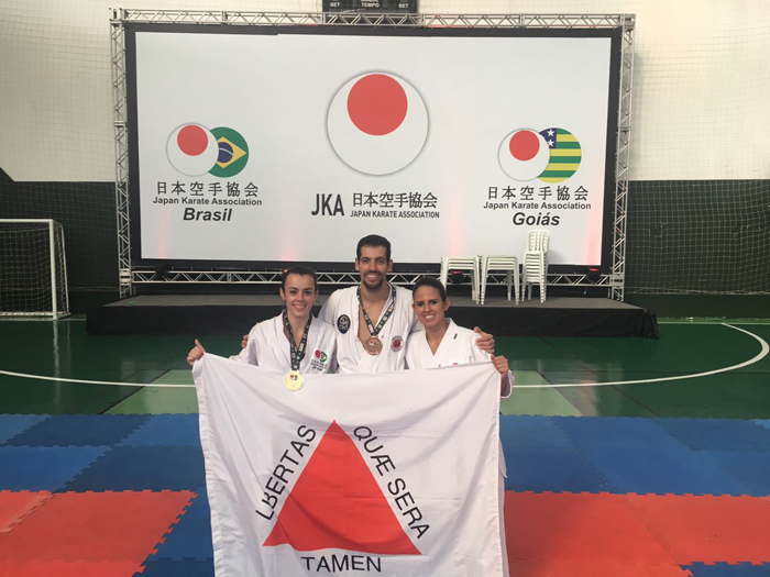 Quarteto juiz-forano conquista vaga no Mundial na Irlanda 2 Juliana Vitral (à esquerda) e Fernando Macedo conquistaram o primeiro e o quarto lugares na categoria adulta no Campeonato Brasileiro de Karatê-Dô Shotokan (Foto: Divulgação)