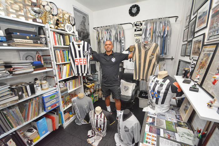 Esperança nas origens 1 Leo Lima, filho do lendário jogador carijó Eurico, mostra com orgulha seu memorial dedicado à história do Tupi, com camisas, escudos e faixas (Foto: Marcelo Ribeiro)