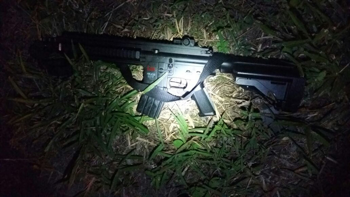 Simulacro de fuzil AK-47 foi apreendido (Foto: Divulgação/PRF)