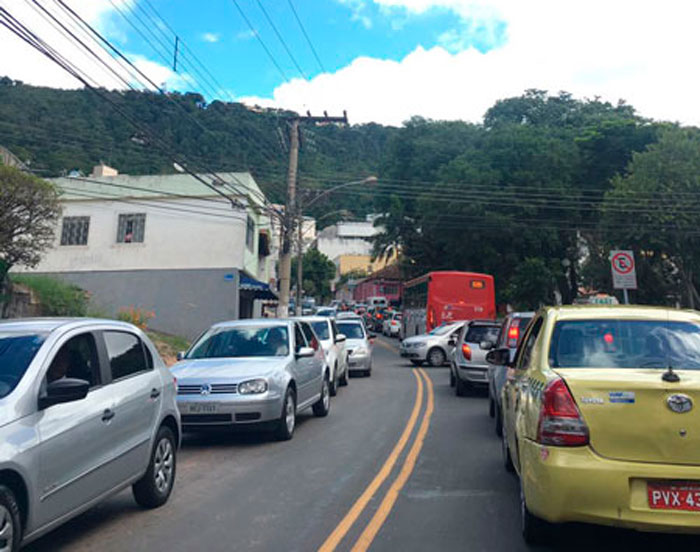 Mariano Procópio, Vale do Ipê e Democrata recebem obras de recapeamento 1 Na Rua Doutor João Pinheiro, trânsito foi lento em ambos os sentidos durante esta quinta-feira (Foto: Aelson Amaral)