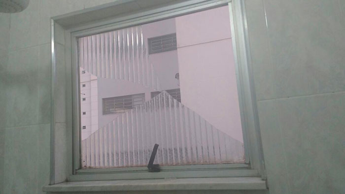Chuva de granizo surpreende juiz-foranos e causa estragos 2 janela quebrada1
