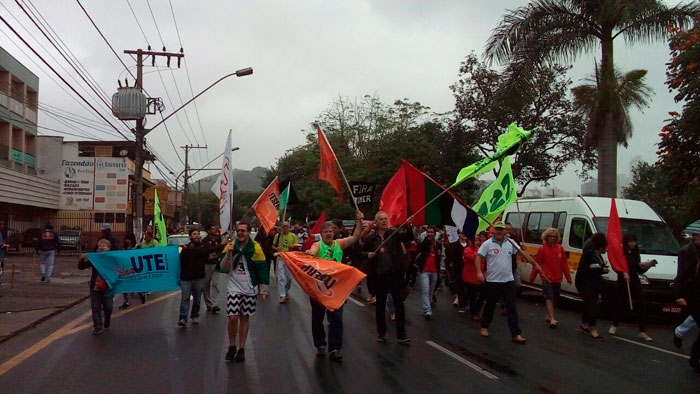 Após concentração na Praça da Estação, manifestantes foram até a feira da Avenida Brasil (Foto: Fernando Priamo)