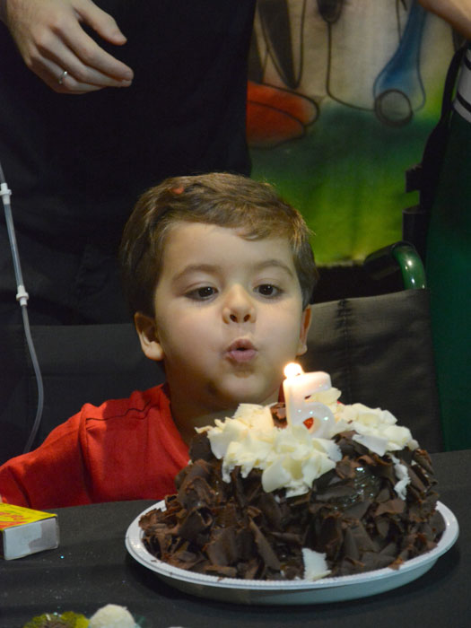 Foto: Marcelo Ribeiro Família do garoto Paulinho, que completaria 7 anos este ano, lembra data estimulando doação de sangue (Foto: Marcelo Ribeiro)