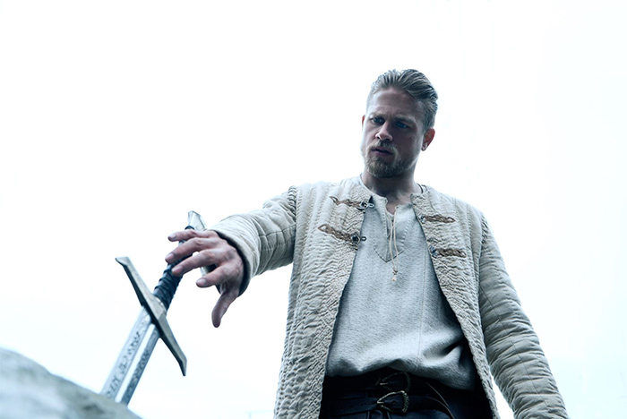 Depois de ser criado entre a marginalidade londrina, Arthur (Charlie Hunnam) descobre a cor de seu sangue ao se tornar o portador Foto: divulgação 