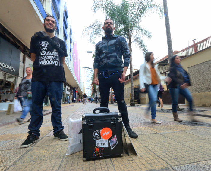 Devolva a cidade às pessoas 1 Os DJs Gramboy e Kureb vão tocar sets de músicas garimpadas em vinis (Foto: Felipe Couri)