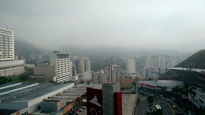 Da varanda da redação da Tribuna, no Estrela Sul, era impossível ver o Morro do Cristo no meio da manhã. (Foto: Guilherme Arêas)