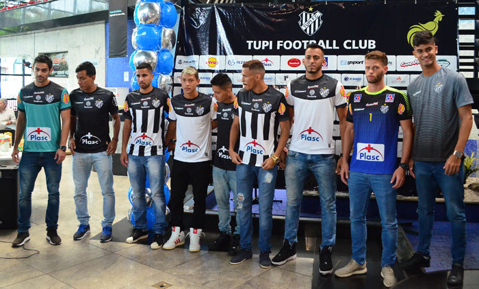 Edmário deve ficar fora; novo atacante já treina 1 Carijó apresentou ontem os novos uniformes para a Série C, entre eles a terceira camisa, preta, em homenagem ao aniversário de 105 anos do clube, no próximo dia 26. Foto: Olavo Prazeres