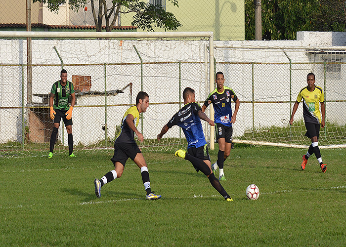 Tupi vence jogo-treino por 2 a 0 1 Atacante Flávio Carvalho (à direita) e meia Diego Luis, ex-Batatais (SP), devem fechar com o Galo