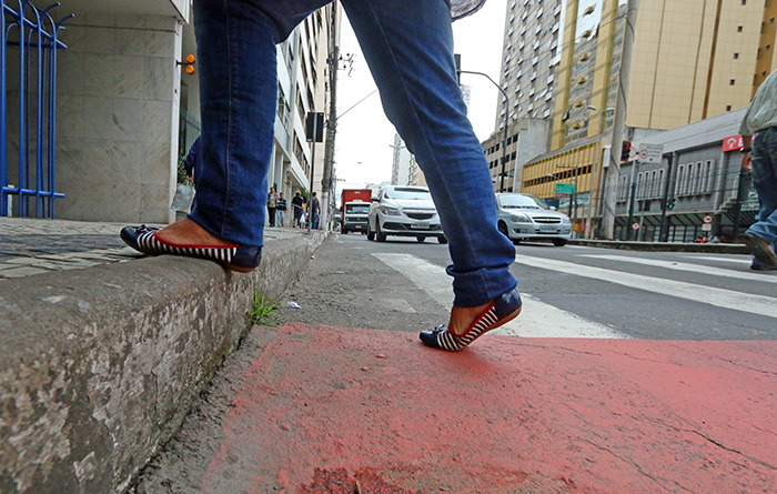 Mesmo após reformas nas faixas de sinalização, erro em calçada continua. (Foto: Leonardo Costa)