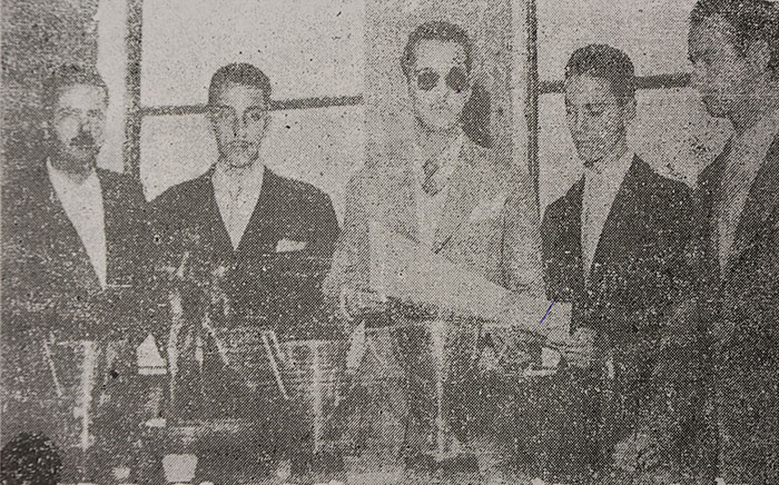 Pedro Bara recebe menção honrosa das mãos de Itamar Franco (ao centro de óculos) ao final do VIII Campeonato Mineiro do Interior de Basquete, na sede do Olímpico, em 1957, após marcar 88 pontos em cinco jogos reprodução (Foto: Jorge Couri)