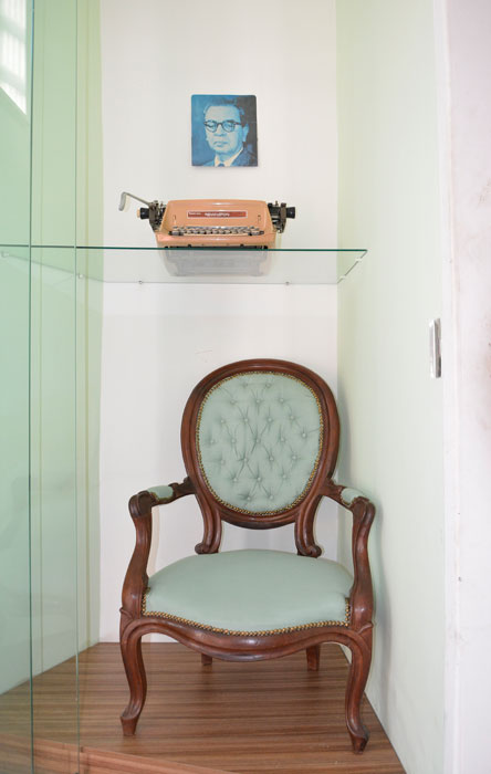  Cadeira e máquina de escrever de Pedro Nava estão na Biblioteca Comunitária Pedro Nava, no Monte Castelo, que se encontra fechada  para reforma (Foto: Marcelo Ribeiro) 