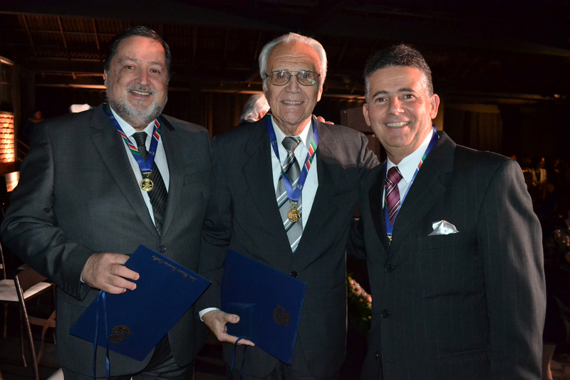 Coluna CR – 02-06-2017 1 João Márcio Coelho, Mário Manzolilo de Morais e Sérgio Rodrigues, agraciados com a medalha do Mérito Henrique Halfeld Foto: Toninho Simão