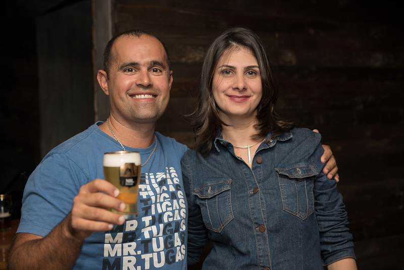 Coluna CR – 04-06-2017 3 Hugo Siqueira e Natália Domingues, anfitriões do lançamento das cervejas especiais de inverno do Mr. Tugas. Foto: Aline Bastos