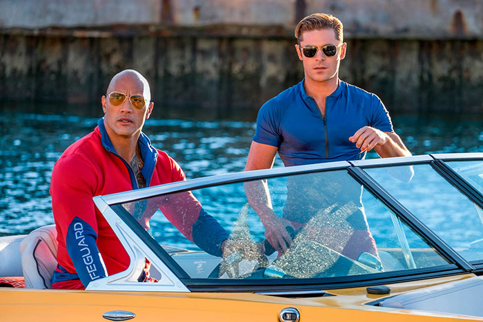 Dwayne Johnson e Zach Efron são os protagonistas da versão para o cinema de 'Baywatch', que fez sucesso no Brasil como 'SOS Malibu'. Foto: divulgação 