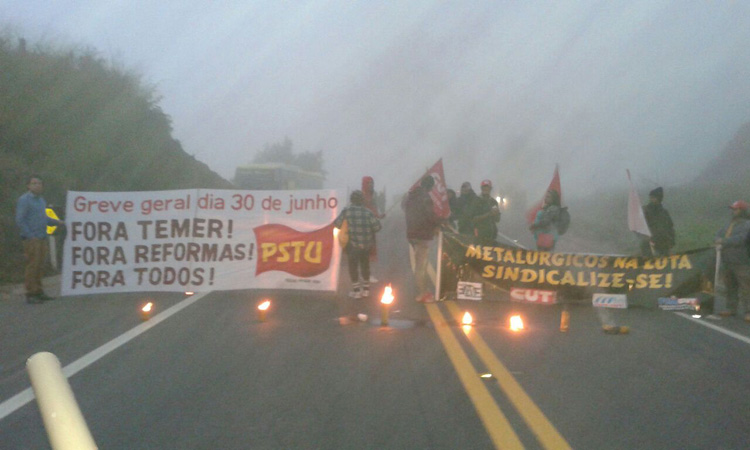 Manifestantes fecham a BR-267 em ato da greve geral 2 br 267
