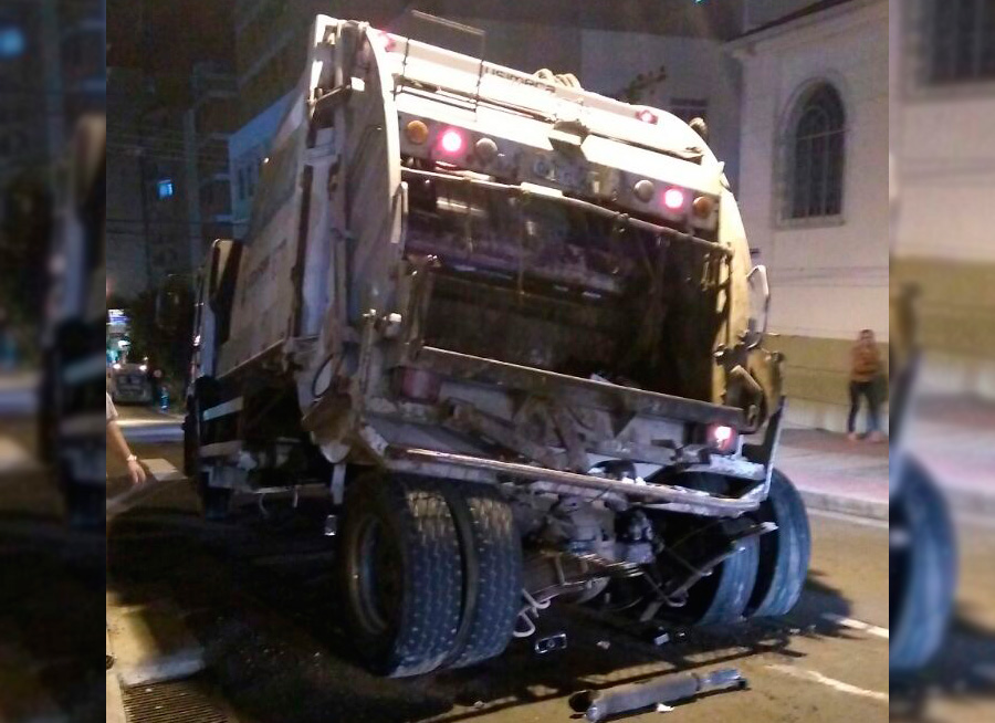 Eixo traseiro solta de caminhão do Demlurb e fere dois funcionários 2 caminhão do demlurb capa reprodução whatsapp