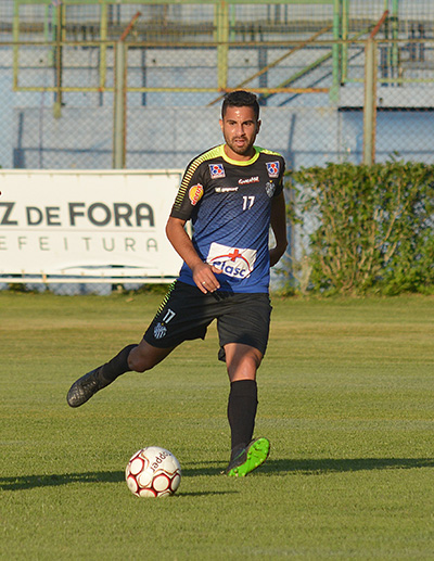 "Eu gosto de jogar bem solto. O Andrey também joga assim. No jogo contra o Tombense eu entrei e a gente se encaixou muito bem, num bom toque de bola", diz o meia Diego Luis. (Foto: Marcelo Ribeiro)