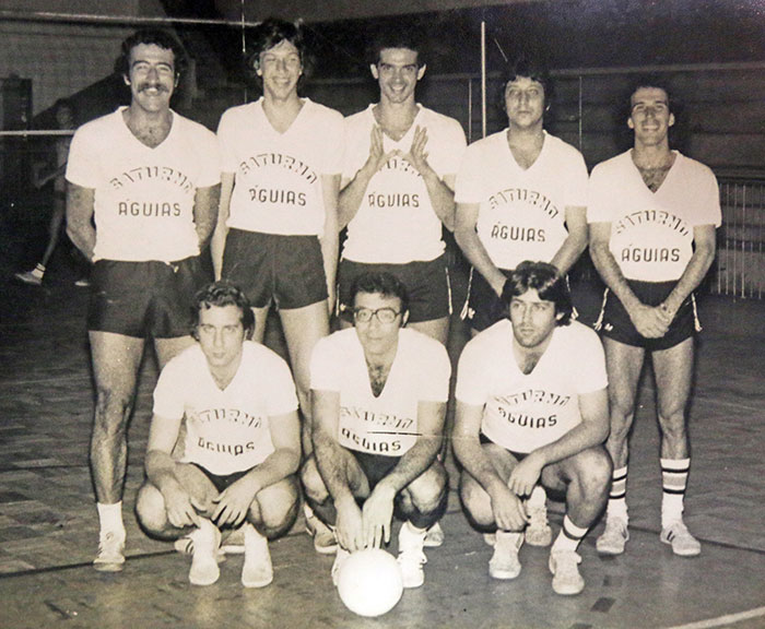 Os primos José Antônio (1º de pé à esq.) e Zé Eduardo ao seu lado, e Pedro (no meio, agachado), no Torneio Aberto de JF pelo Águias de Saturno (Foto: Acervo de Família)