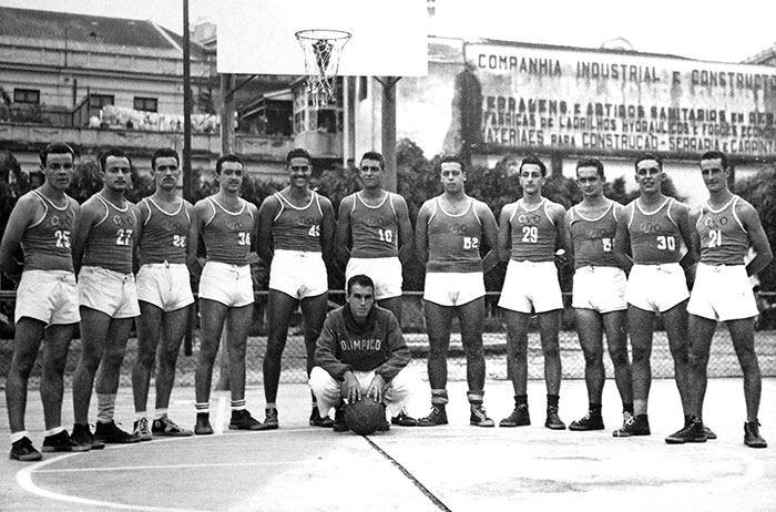  oS IRMÃOS Sergio (2º de pé da esq. p/ a dir.), Alex (agachado, 4º da esq. p/ a dir.) e José Eduardo (1º da esq. p/ a dir.), na equipe do Bom Pastor, em 1991 (Foto: Acervo de família)