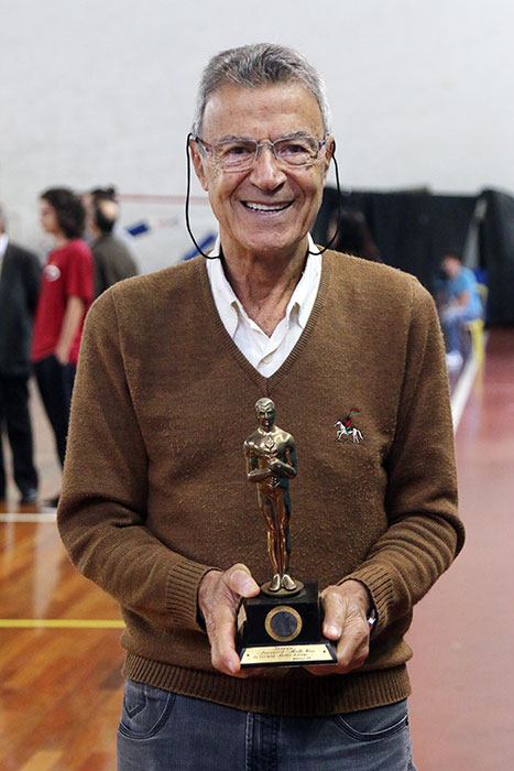 Pedro Edison mostra troféu recebido do prefeito Mello Reis em março de 1981 (Foto: Acervo de família)