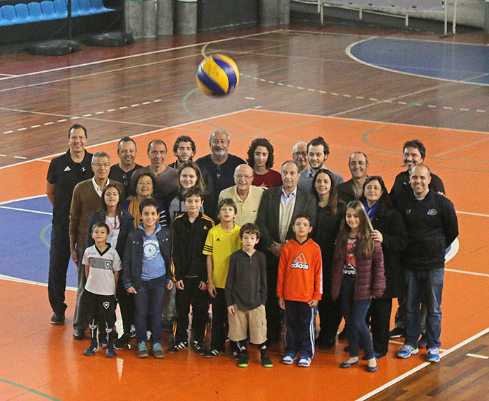  Em uma manhã de sábado descontraída, integrantes de três gerações da família Gattás Bara se reuniram no ginásio da Faefid para relembrar sua história de amor pelo esporte (Foto: Leonardo Costa)